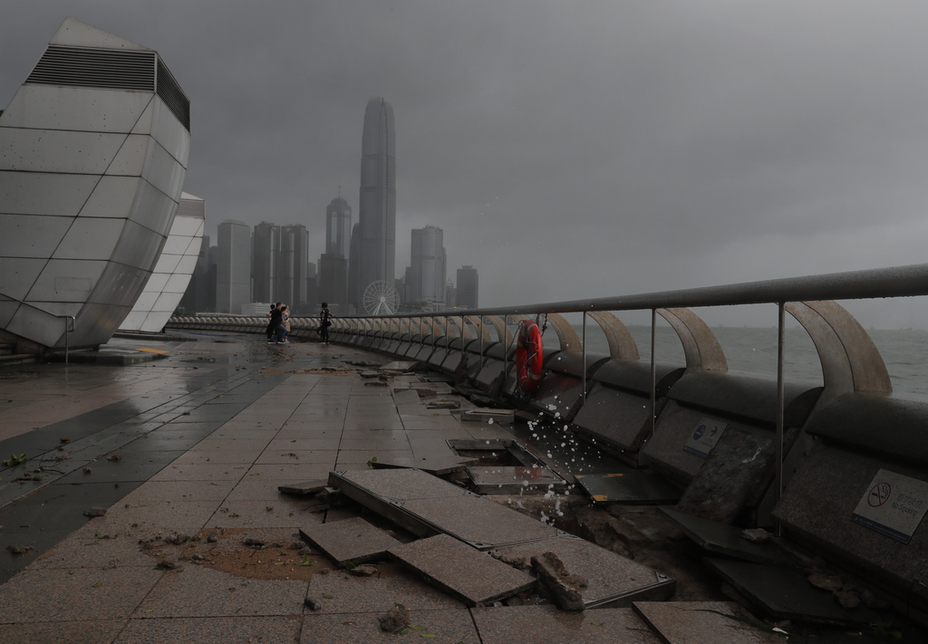 Le bilan du typhon Hato s'est alourdi à douze morts en Asie.