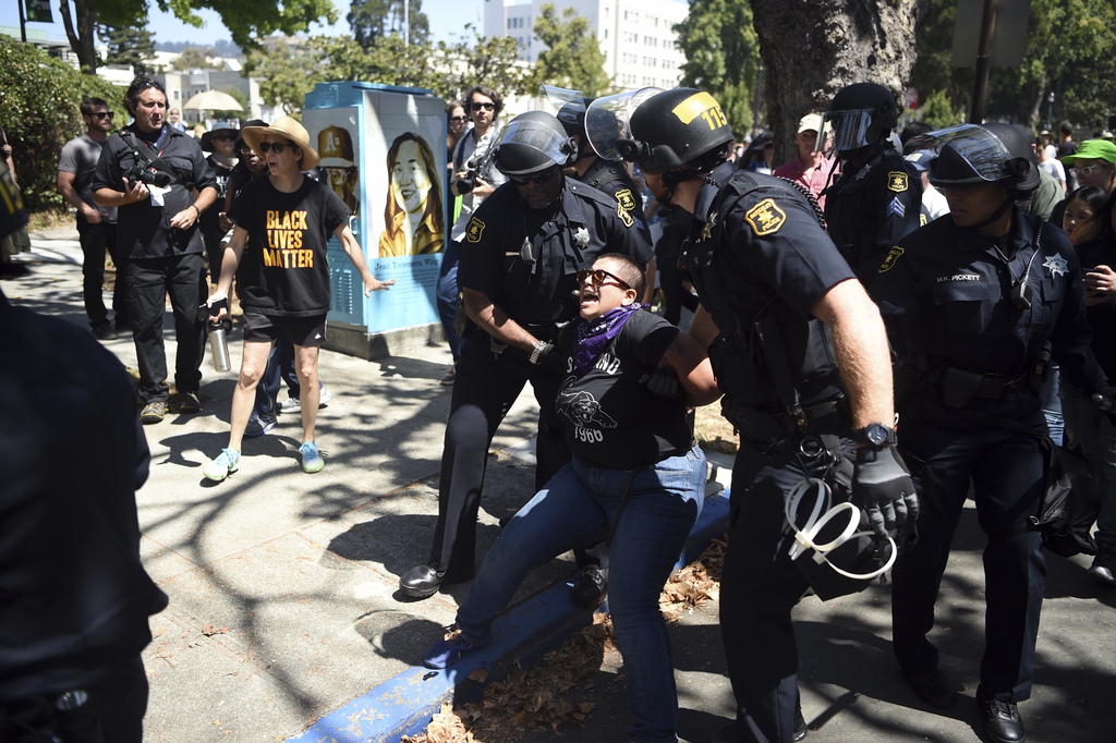 Plusieurs supporters du président Trump, le visage couvert, ont été escortés hors du parc par les policiers, qui ont fait part de 14 interpellations, la plupart pour violation de l'interdiction de porter un masque ou de brandir des bâtons ou d'autres armes improvisées. 