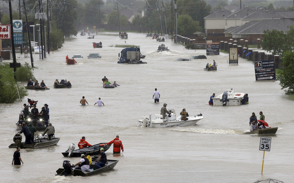 Les évacuations se poursuivent au Texas après le passage de la tempête Harvey, comme ici à Houston.