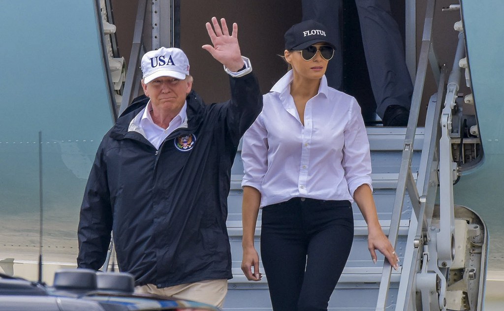 Accompagné de son épouse Melania, M. Trump a brièvement salué à sa descente d'avion.