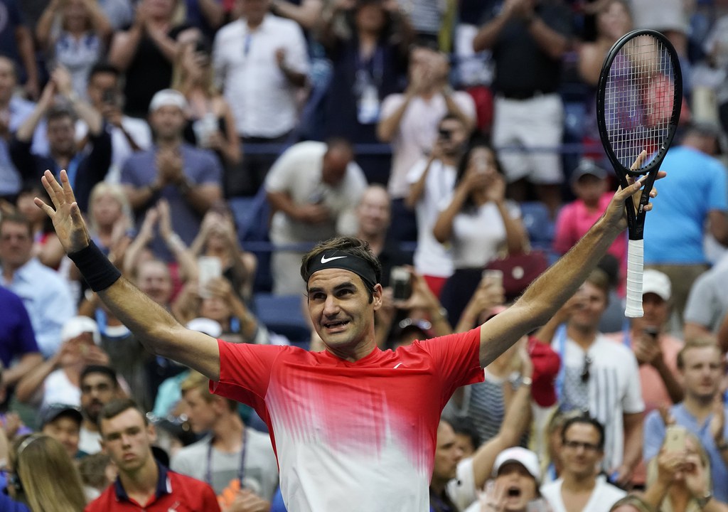 Roger Federer semblait pourtant parti pour décrocher un succès aisé lorsqu'il a pu servir pour mener deux sets à zéro à 6-1 5-4.