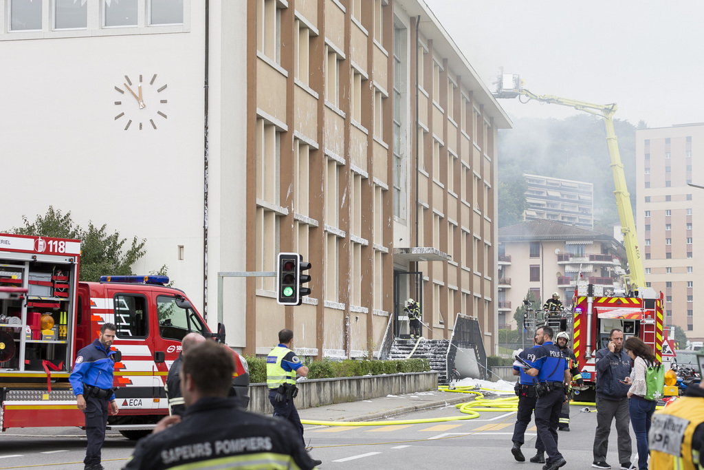 Les pompiers et la police en action lors de l'incendie du collège des Crosets à Vevey, le lundi 4 septembre 2017.