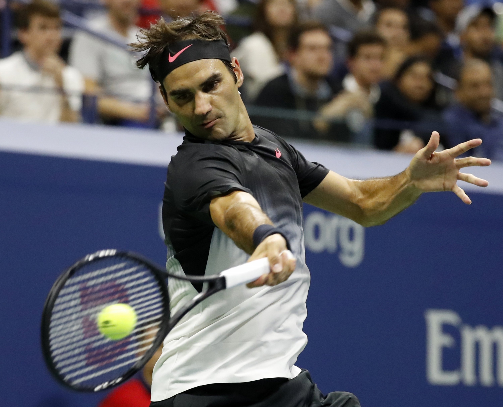 epa06180375 Roger Federer of Switzerland hits a return to Feliciano Lopez of Spain on the six day of the US Open Tennis Championships at the USTA National Tennis Center in Flushing Meadows, New York, USA, 02 September 2017. The US Open runs through 10 September.  EPA/JASON SZENES
