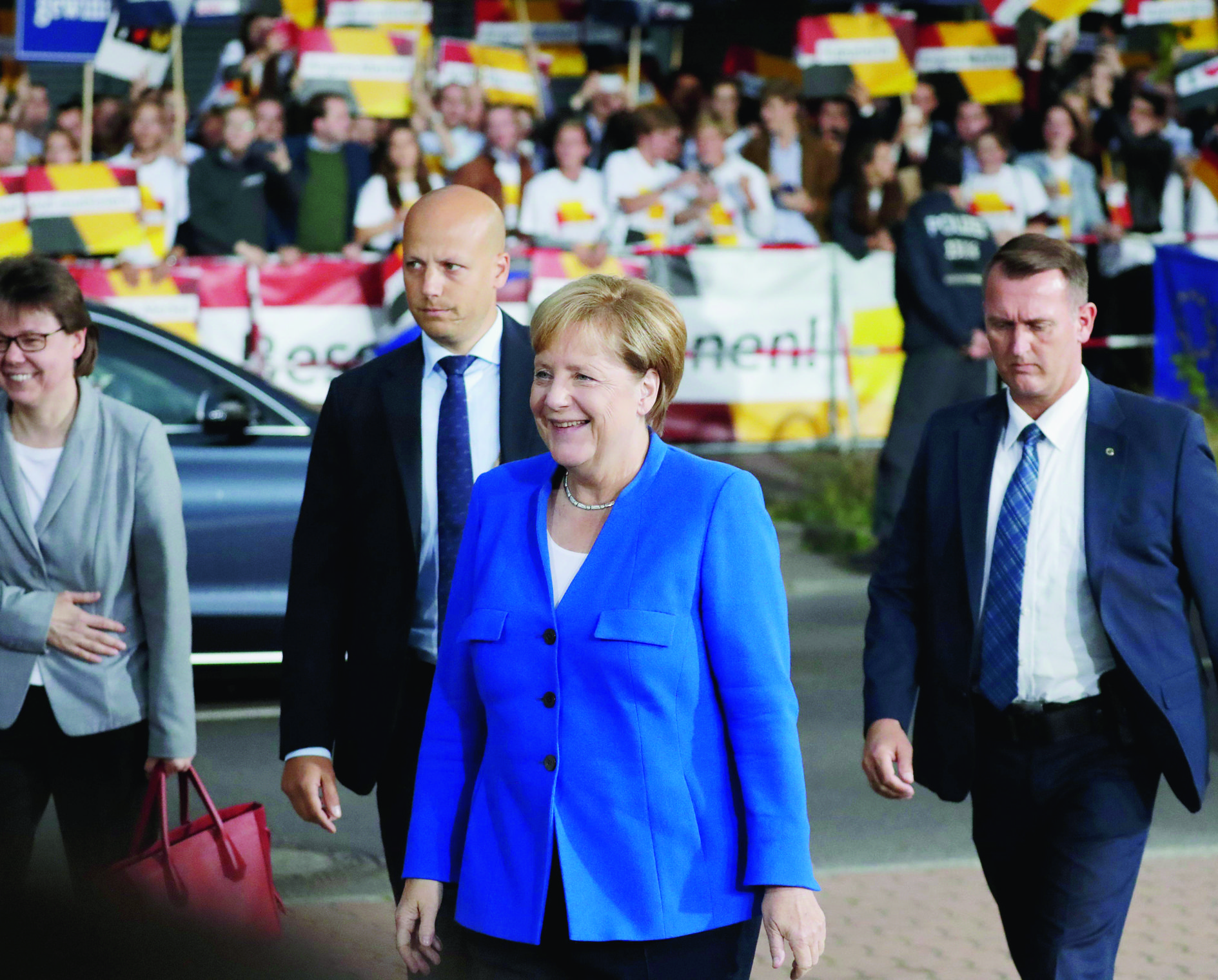 epa06181584 German Chancellor Angela Merkel (2-R) smiles next to her office manager Beate Baumann (L), during her arrival to the TV debate with Martin Schulz, Chancellor candidate and leader of the Social Democartic Party (SPD), in front of the TV studio in Berlin, Germany, 03 September 2017. German federal elections will be held on 24 September 2017.  EPA/CARSTEN KOALL GERMANY ELECTIONS MERKEL SCHULTZ TV DEBATE