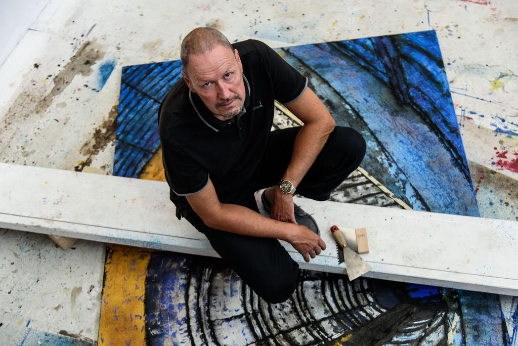 Bernard Garo dans son atelier à l’Esp-Asse, à Nyon. Il utilise essentiellement des pigments naturels qu’il fabrique lui-même. 