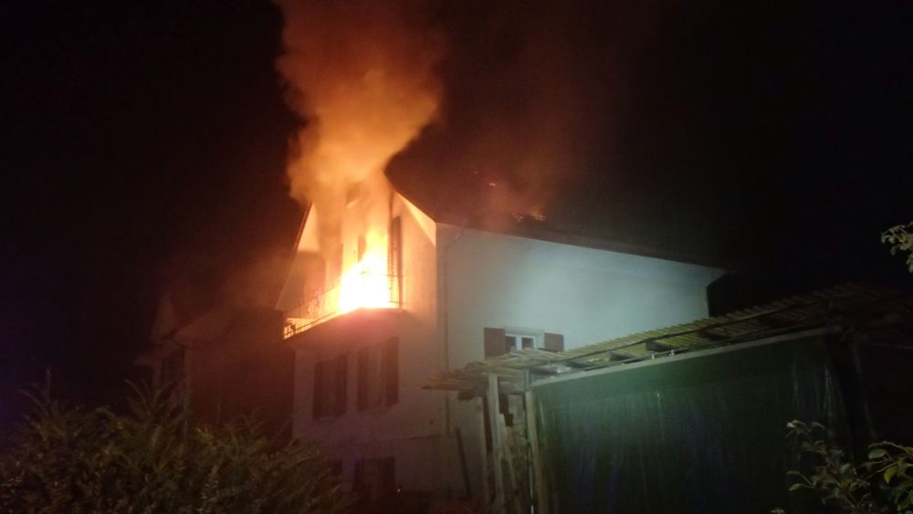Une famille était présente dans la maison lors de l'incendie. Le père a été blessé. Sa femme et leurs deux enfants ont pu sortir de la maison sains et saufs.