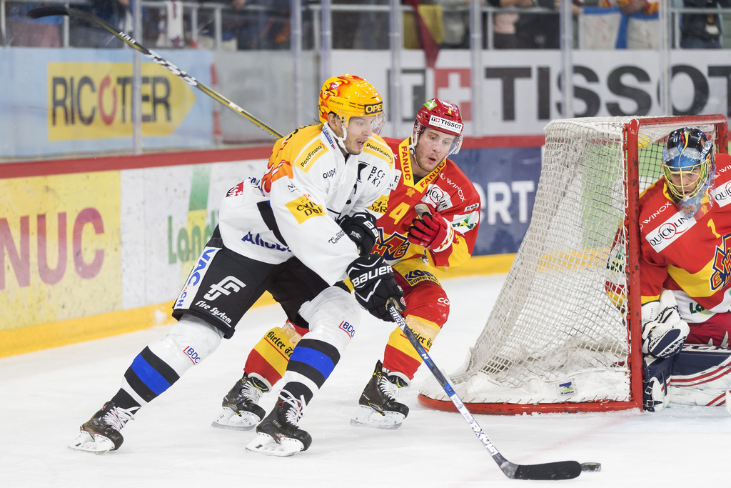 Le Top Scorer fribourgeois Julien Sprunger a fini par passer l'épaule face au Biennois Kevin Fey.