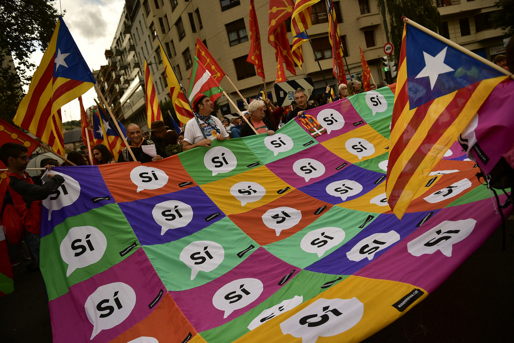 Samedi, plus de 700 maires de Catalogne se sont eux rassemblés à Barcelone pour affirmer leur soutien au vote. Le mouvement indépendantiste a aussi été soutenu à Bilbao dans le Pays basque espagnol, théâtre d'une manifestation qui a réuni 35'000 personnes selon les organisateurs.