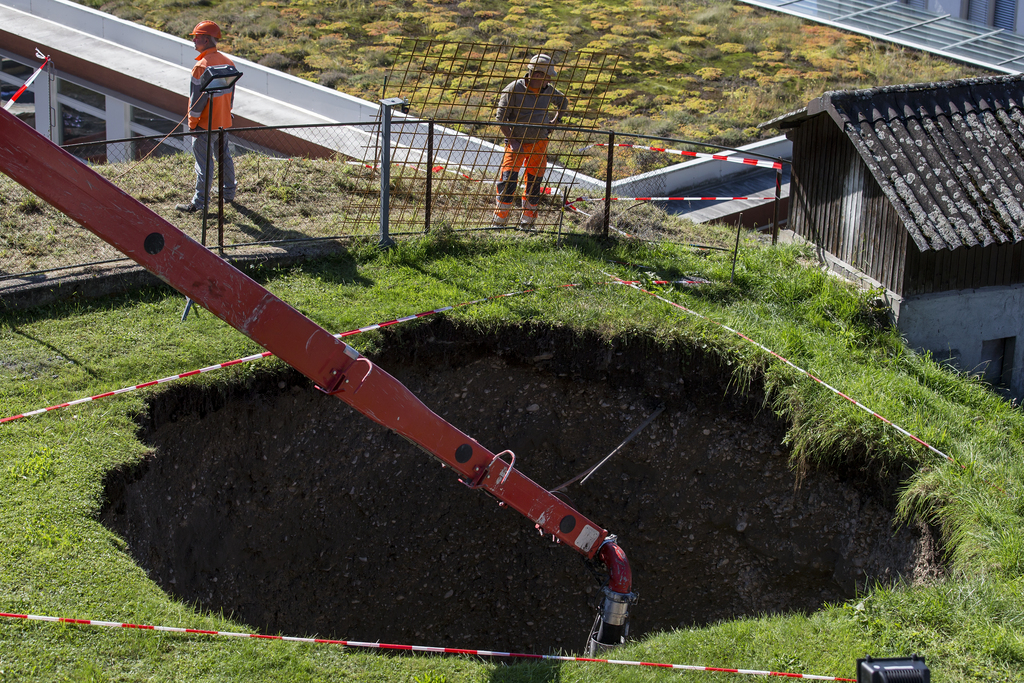 Un trou de huit mètres de profond et de cinq de diamètre s'est formé près d'une maison.