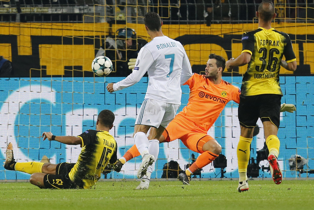 Le Suisse Roman Bürki, en orange, gardien du Borussia Dortmund, a été battu à trois reprises mardi soir, notamment par Cristiano Ronaldo.
