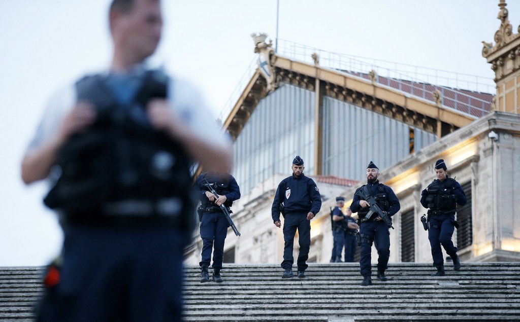 L'attaque, qui a eu lieu peu avant 14h00 sur le parvis de la gare Saint-Charles, a été revendiquée par l'organisation Etat islamique (EI, Daech).