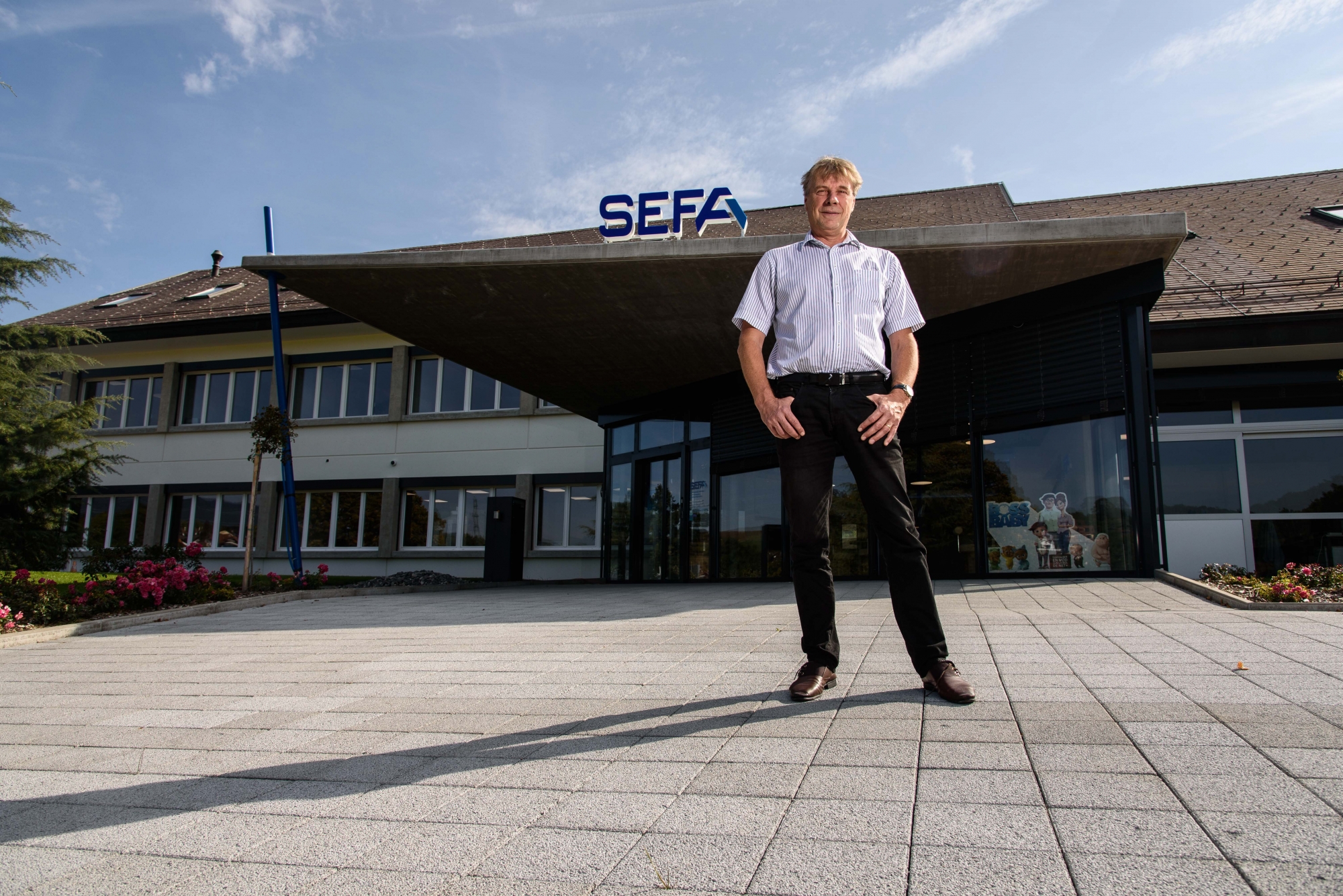 Aubonne, vendredi 22 septembre 2017, Pré Baulant, visite des nouveaux bâtiments de la SEFA, portrait de Philippe Rusconi, directeur de la SEFA, devant l'entrée du bâtiment, photos Cédric Sandoz