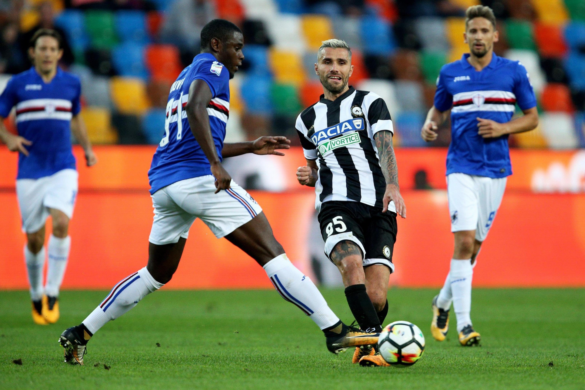 epa06236548 Udinese's midfielder Valon Behrami (R) and Sampdoria's forward Duvan Zapata (L) vie for the ball during the Italian Serie A soccer match Udinese Calcio vs UC Sampdoria at Friuli stadium in Udine, Italy, 30 September 2017.  EPA/ALBERTO LANCIA ITALY SOCCER SERIE A