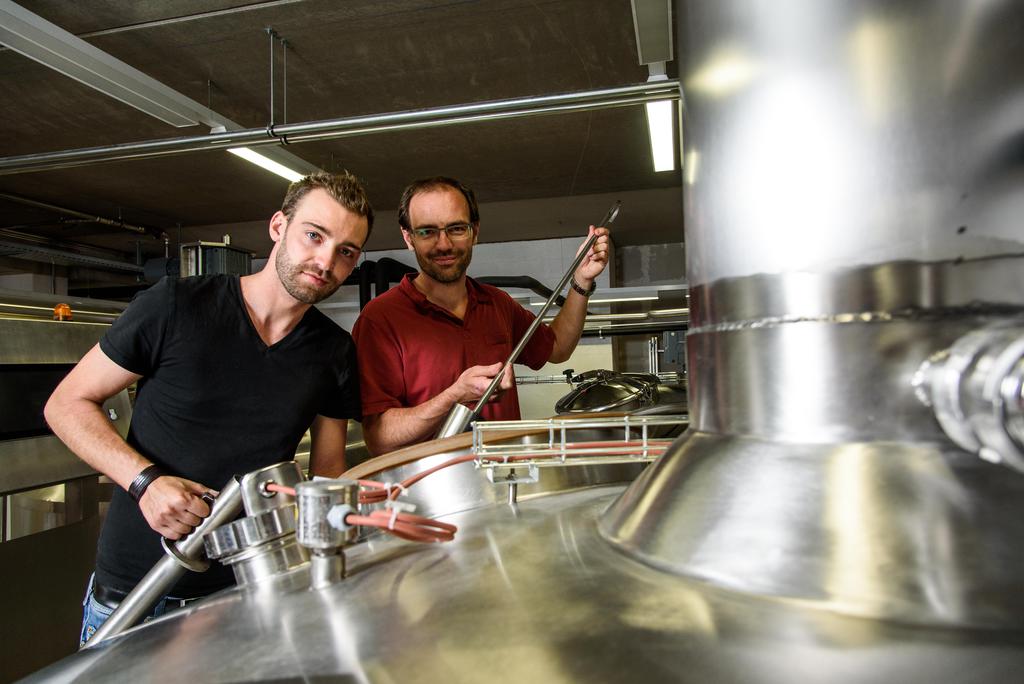 Manu et Jérôme Bachelard brassent leur bière depuis le début de l'année. Ils organisent, avec la Serrurerie SVS, une grande journée Portes Ouvertes à Champ-Colin et en profitent pour inaugurer leur brasserie. 
