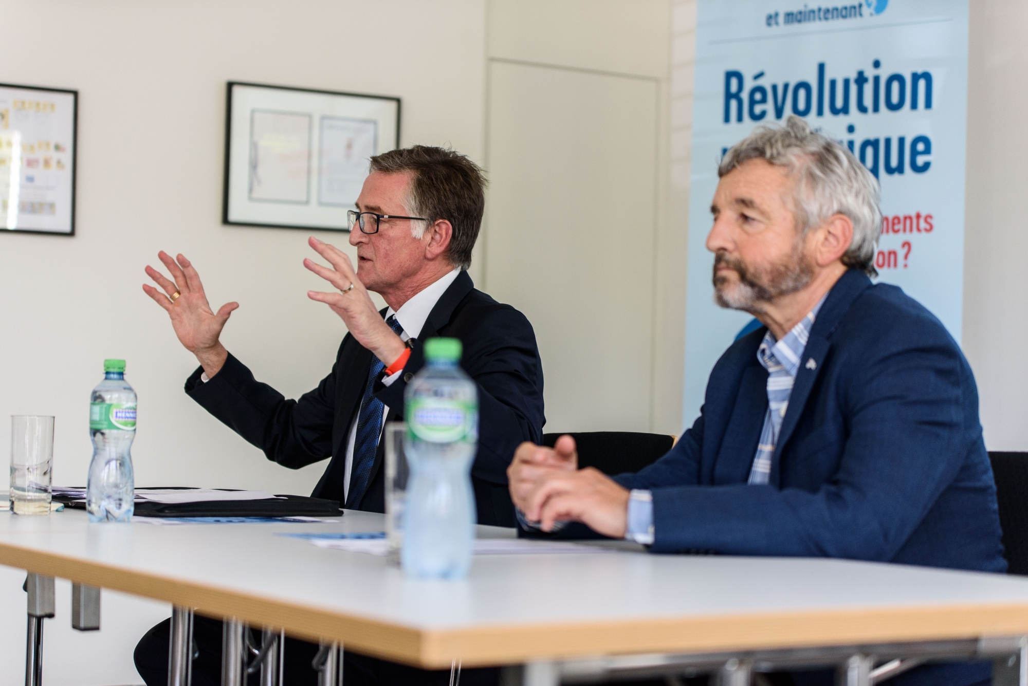 De gauche à droite : Philip Jennings (président Uni Global Union), et le syndic de Nyon Daniel Rosselat organisent un débat sur le thème de la révolution numérique et ses impacts sur notre vie. 
