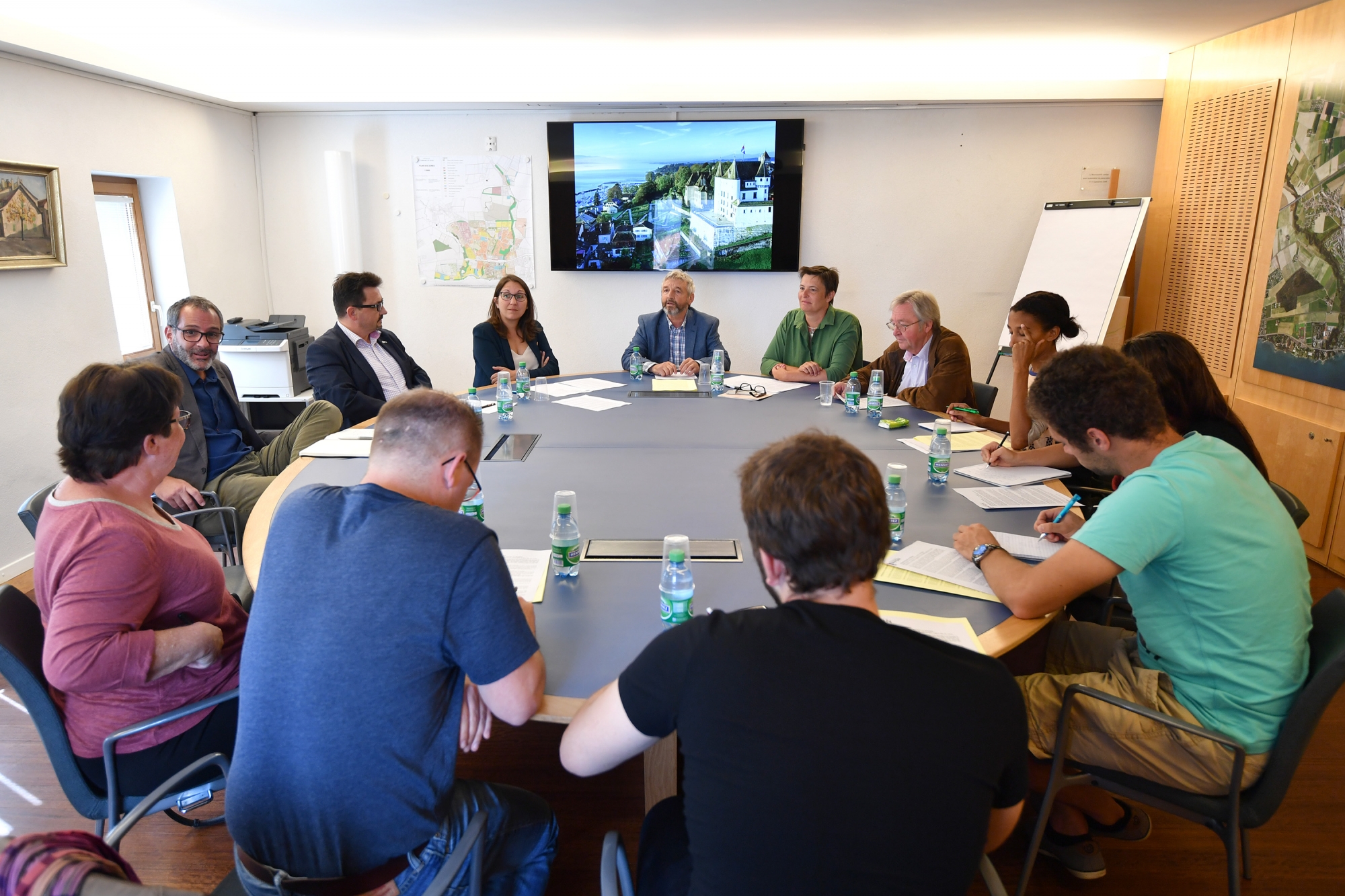 De face, François Umiglia (secrétaire municipal) et les municipaux Vincent Hacker, Roxane Faraut-Linares, Daniel Rossellat (syndic), Stéphanie Schmutz et Claude Uldry sont montés au front.