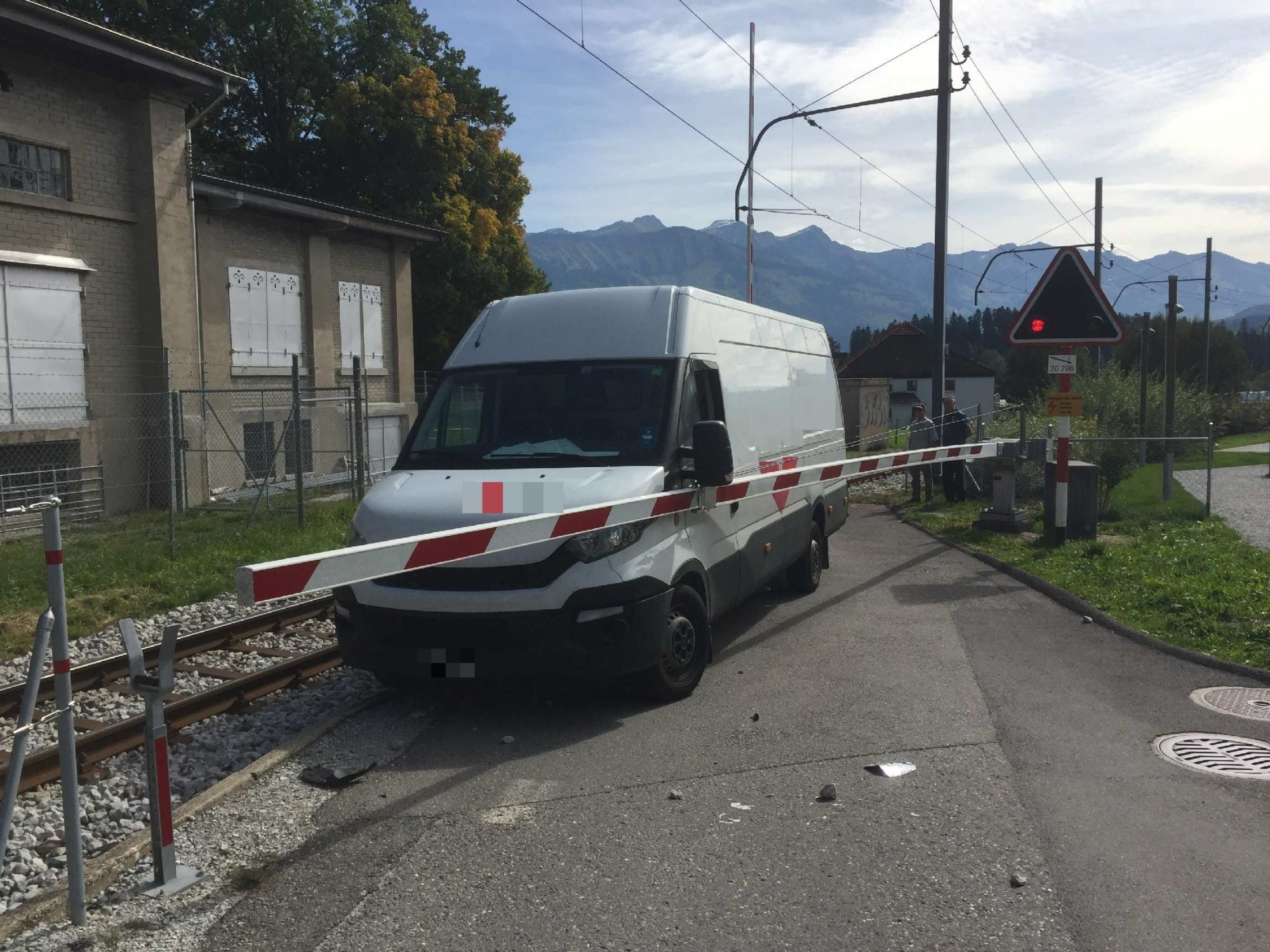 Le jeune homme n'a pas remarqué que les barrières étaient en train de se baisser et s'est retrouvé piégé sur les voies.