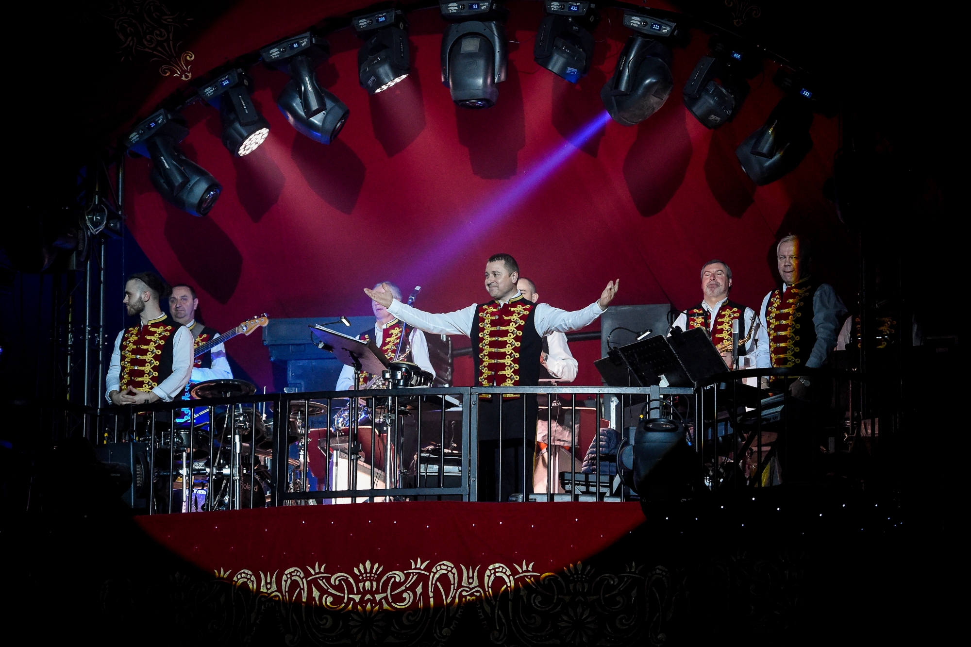 Les musiciens du cirque Knie, emmenés par leur directeur Ruslan Fil