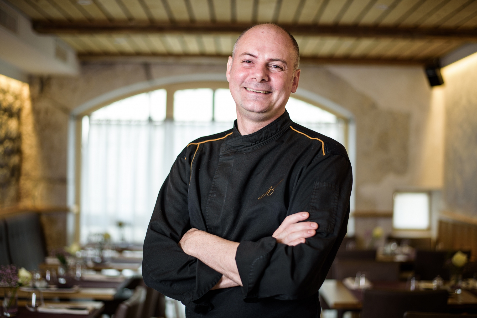 Guillaume Trouillot tout sourire dans la salle du restaurant qu'il a repris à l'automne 2016.