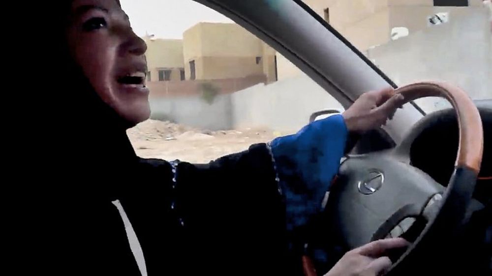 Les Saoudiennes prennent beaucoup de risque en bravant l'interdiction de rouler. Mais certaines n'hésitent pas à le faire dévoilées. Bientôt, elles ne seront plus des "hors-la-loi".