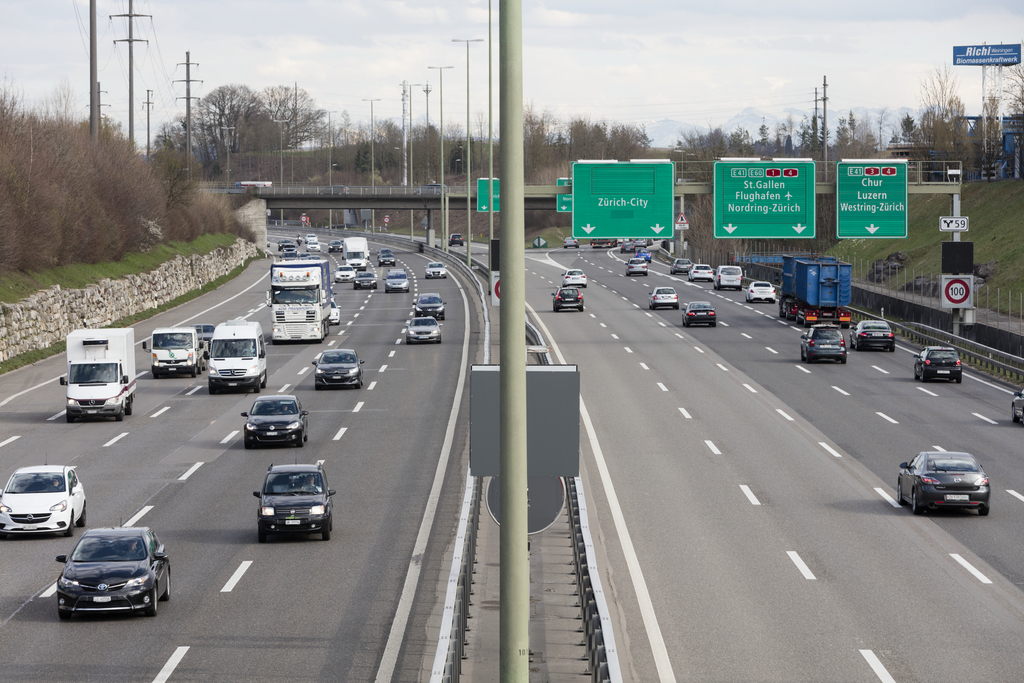 Comme dépasser par la droite est actuellement sanctionné par le retrait du permis de conduire, de nombreux automobilistes s'abstiennent de devancer par la droite même lorsque le volume du trafic est dense.