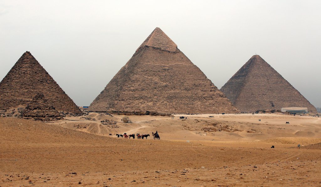 La pyramide de Khéops de 139 mètres de haut et 230 mètres de large, trône sur le plateau de Gizeh, dans la banlieue du Caire, aux côtés du Sphinx et des pyramides de Khéphren et Mykérinos.