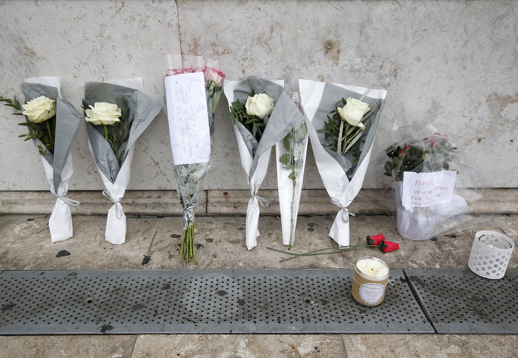 Des fleurs avaient été déposées près de la gare de Saint-Charles pour rendre hommage aux deux jeunes femmes assassinées.
