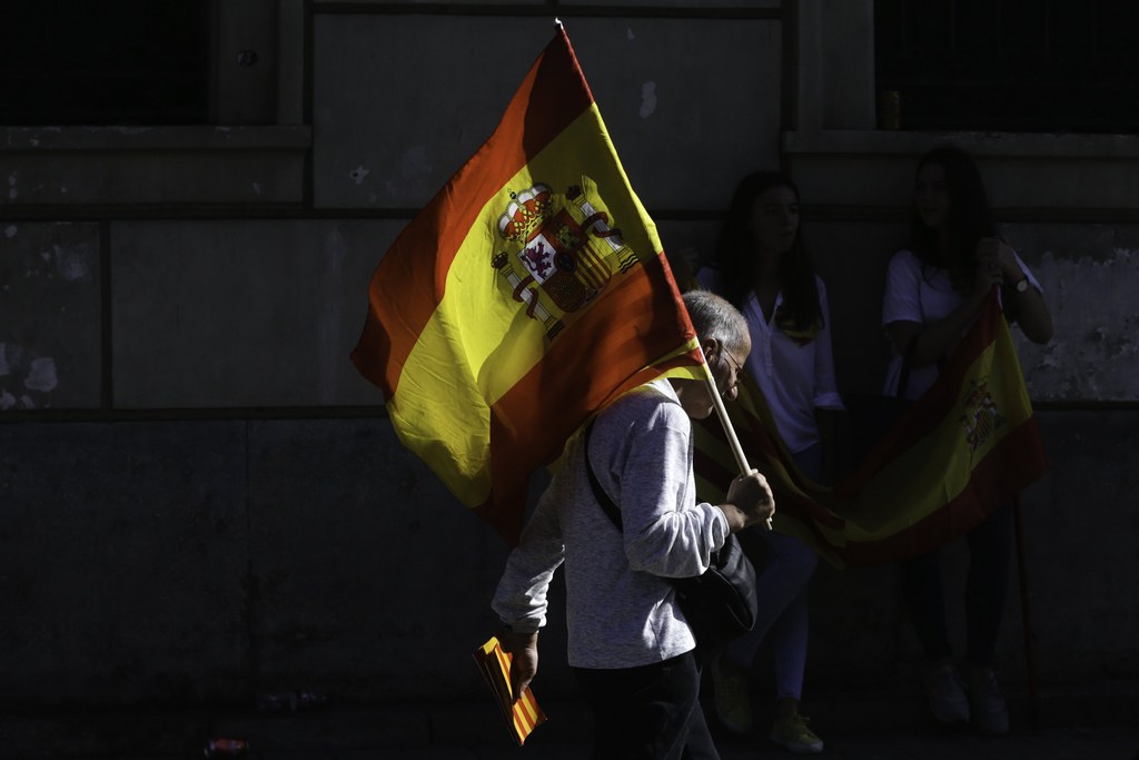 Madrid menace d'administrer directement la Catalogne, si le gouvernement de celle-ci déclare l'indépendance. 