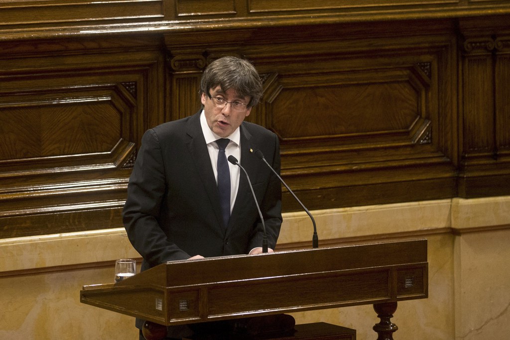 Le président de la Catalogne Carles Puigdemont a proclamé mardi le droit de sa région à devenir un Etat indépendant tout en suspendant la mise en oeuvre du processus afin de permettre un dialogue avec Madrid.