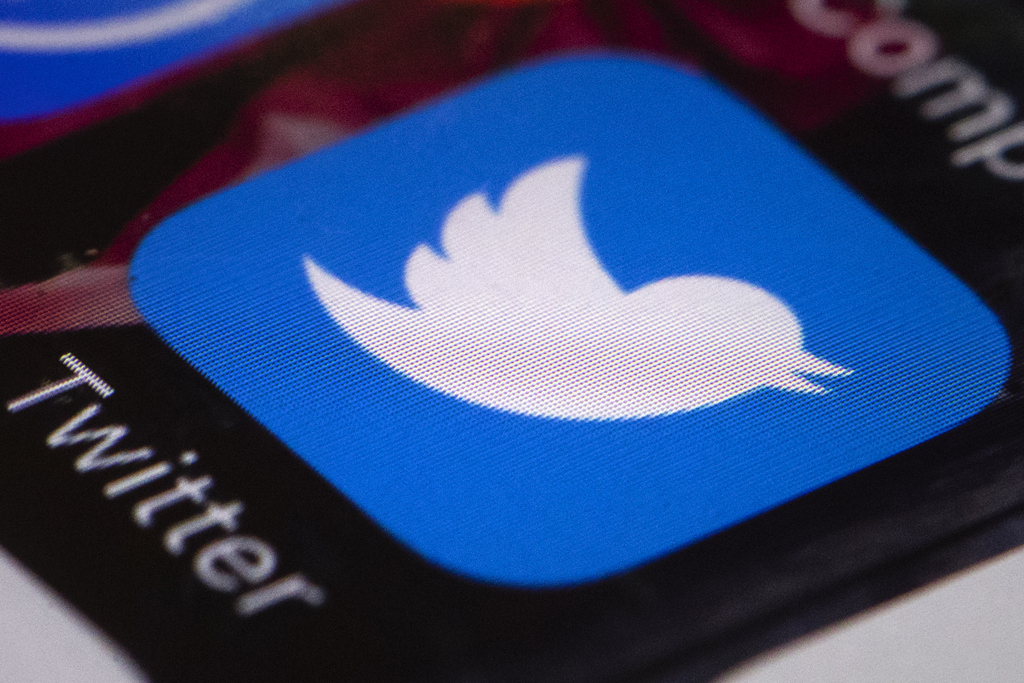 Twitter prévoit notamment de permettre à tout utilisateur de dénoncer des cas d'avances sexuelles non désirées sur le réseau et plus seulement aux victimes. (illustration)