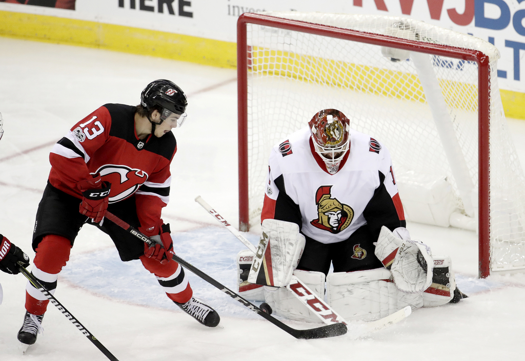 Nico Hischier (gauche) durant le match des New Jersey Devils contre les Ottawa Senators. 