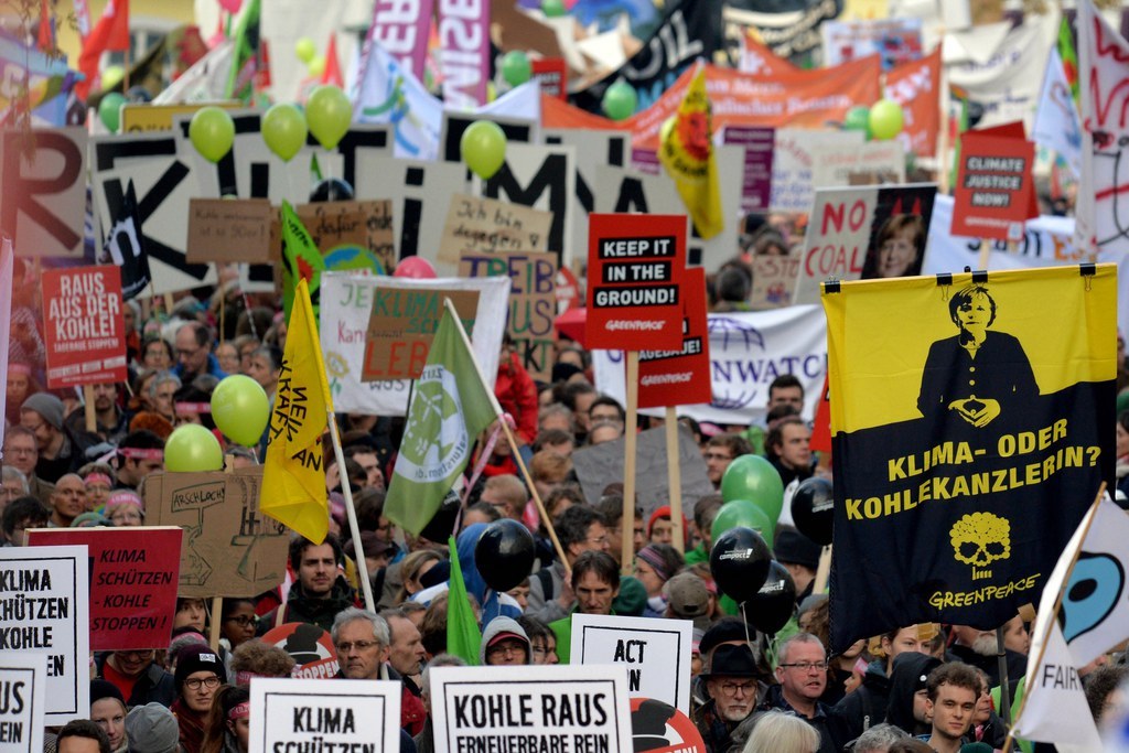 "Oui à la justice climatique, non au charbon!" Les manifestants ont commencé à défiler dans le centre de l'ancienne capitale fédérale allemande.