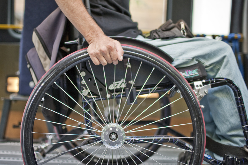 Énervé, l’homme s’est levé de son fauteuil roulant et a poursuivi son ami avec une hache à la main dans la rue. (illustration)