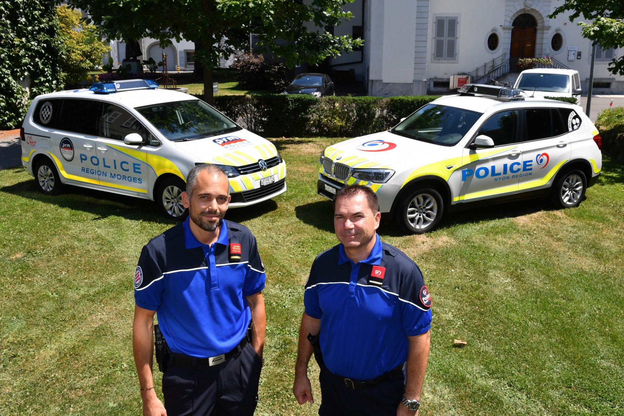 Nouveau logo pour les polices communales Vaudoises ici celle de morges avec son commandant Martin de Muralt et celle de Nyon avec son commandant Olivier Rochat Morges le 18.7.2017 © photo Michel Perret Nouveau_logo_Police_Nyon_Morges_18_7_2017