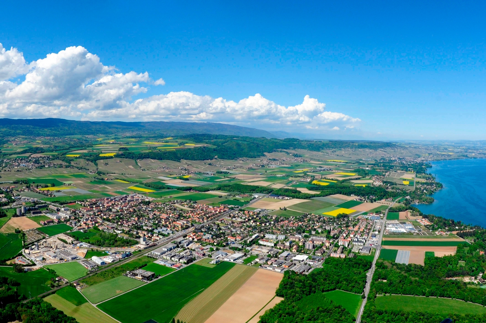 14.05.2013. Vue aérienne de GLAND. ULM et EPFL. Vol. Ville de Gland. Vue aérienne. La Côte