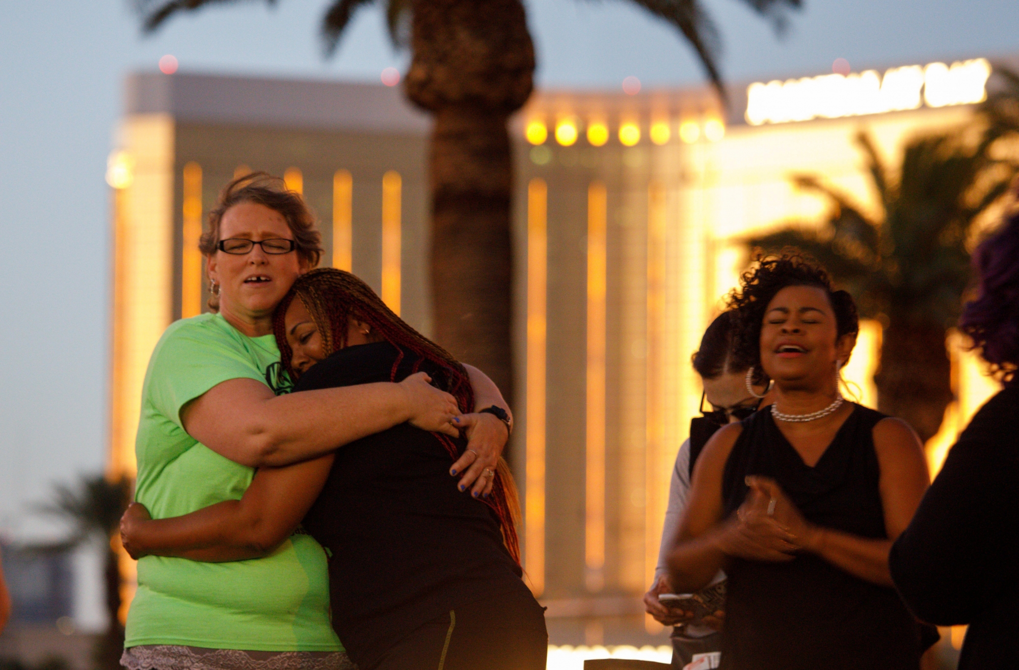 epa06243336 Parishioners from The Gathering church pray near the Mandalay Bay hotel in memory of the victims of the mass shooting in Las Vegas, Nevada, USA, 03 October 2017. Police reports indicate that a gunman, identified as Stephen Paddock, 64, firing from an upper floor in the Mandalay Bay hotel killed 58 people and injured more than 500 before he reportedly killed himself as police made their way to his hotel room.  EPA/EUGENE GARCIA USA LAS VEGAS MASS SHOOTING