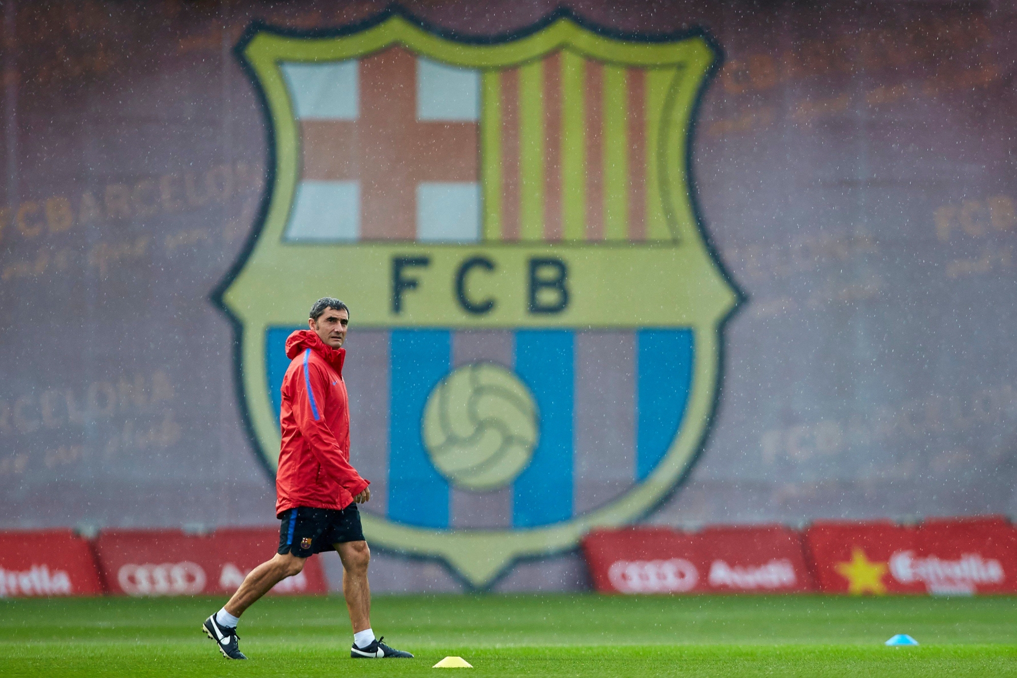 epa06236462 FC Barcelona's head coach Ernesto Valverde supervises his players during a training session at the team's Joan Gamper facilities, in Barcelona, northeastern Spain, on 30 September 2017. FC Barcelona will face Union Deportivo Las Palmas in a Spanish Primera Division League's soccer match on 01 October 2017.  EPA/Alejandro Garcia SPAIN SOCCER PRIMERA DIVISION