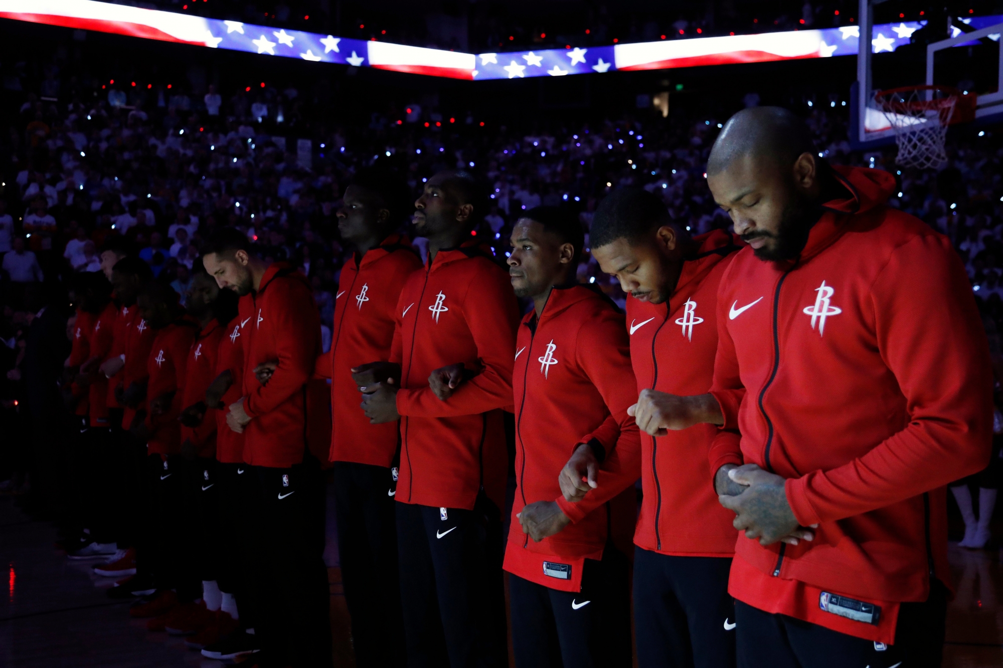epa06272391 The Houston Rockets players lock arms during the national anthem before the NBA basketball game between the Houston Rockets and the Golden State Warriors at Oracle Arena in Oakland, California, USA, 17 October 2017.  EPA/JOHN G. MABANGLO USA BASKETBALL NBA