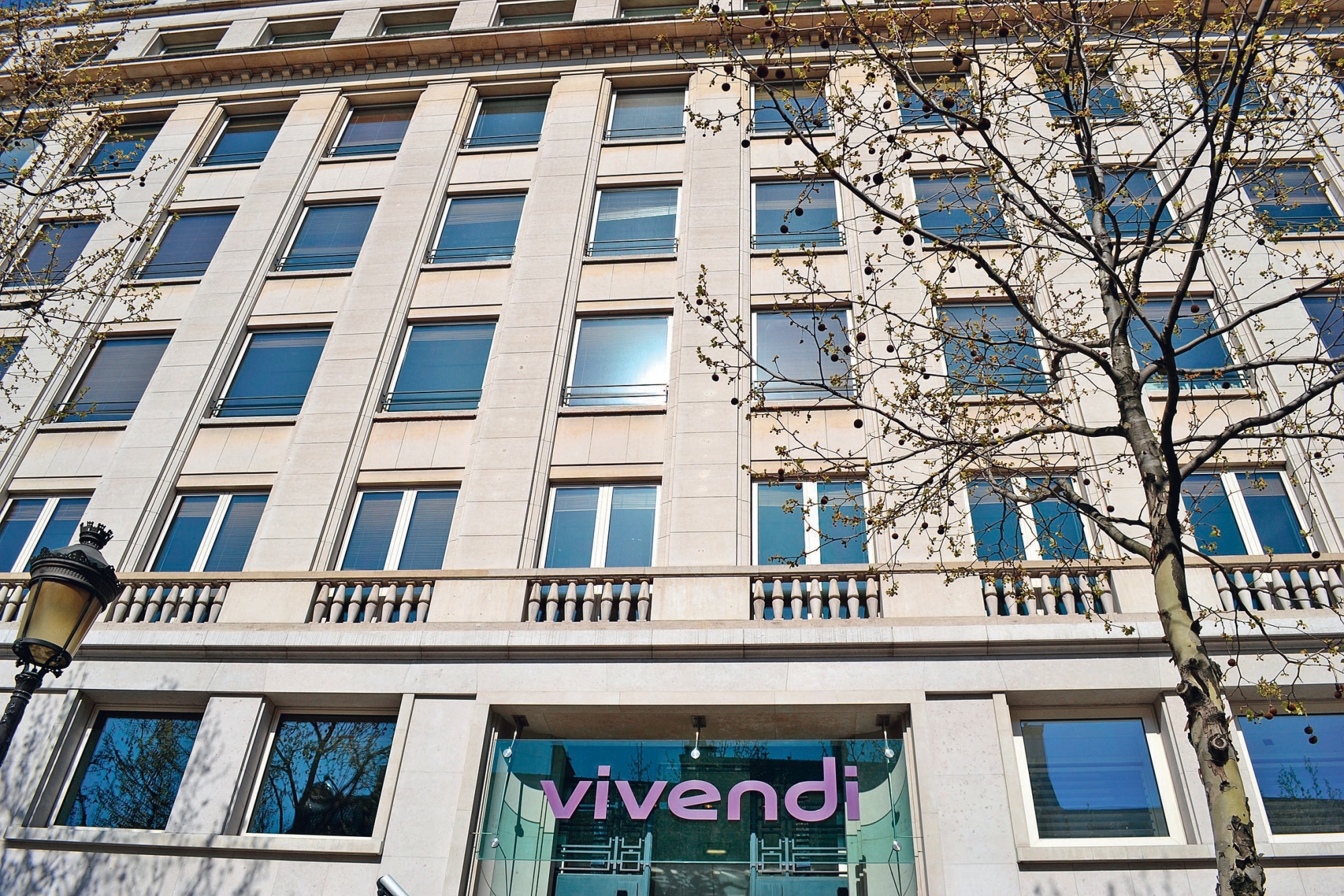 La façade de l'immeuble qui abrite le siège social du groupe Vivendi, 42 avenue de Friedland, dans le 8ème arrondissement de Paris. 103733