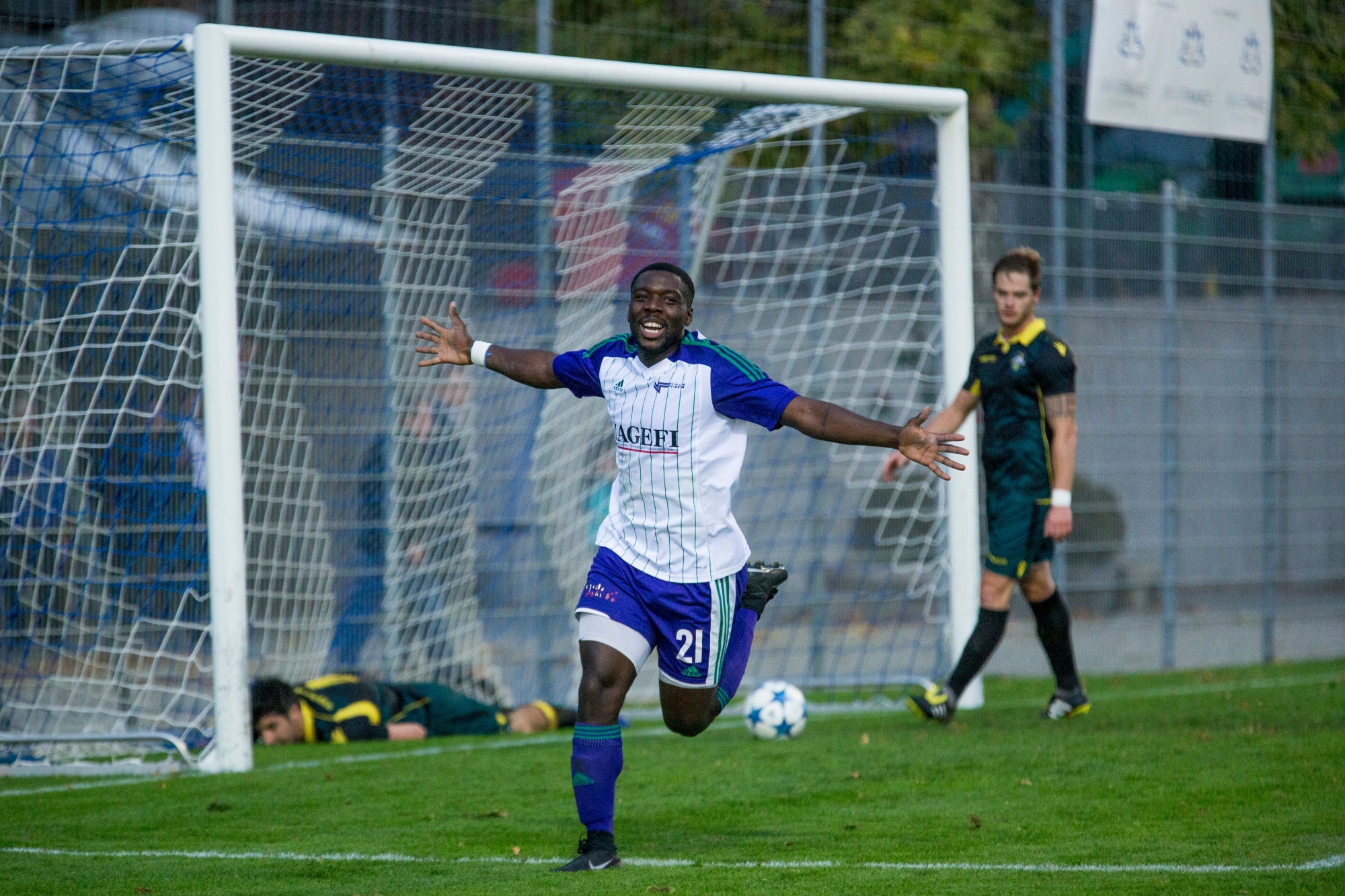 Coppet, samedi 21 octobre 2017
Rojalets, Football, 2e ligue interrégionale, US Terre Sainte - Signal FC Bernex-Confignon. #21 Ignace Islin Ntongo fête son but (1-0)

© Sigfredo Haro