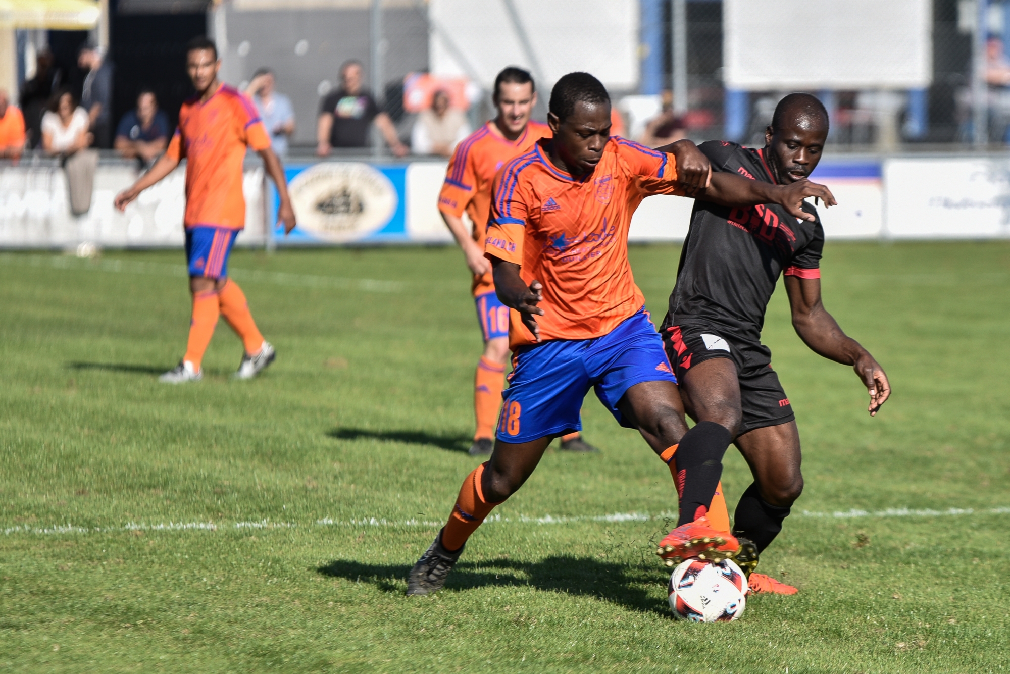 Gland, dimanche 15 octobre 2017, En Bord, football, 2ème ligue, Gland vs Forward Morges, de gauche à droite : Tidiany Kone, Ousmane Traore ?, photos Cédric Sandoz