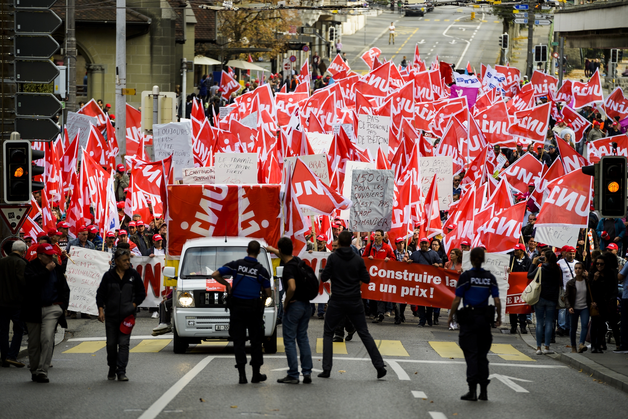 Environs 3000 travailleurs du secteur de la construction dont des macons manifestent a l'appel des syndicats Unia et Syna ce samedi 21 octobre 2017 a Lausanne. (KEYSTONE/Jean-Christophe Bott)