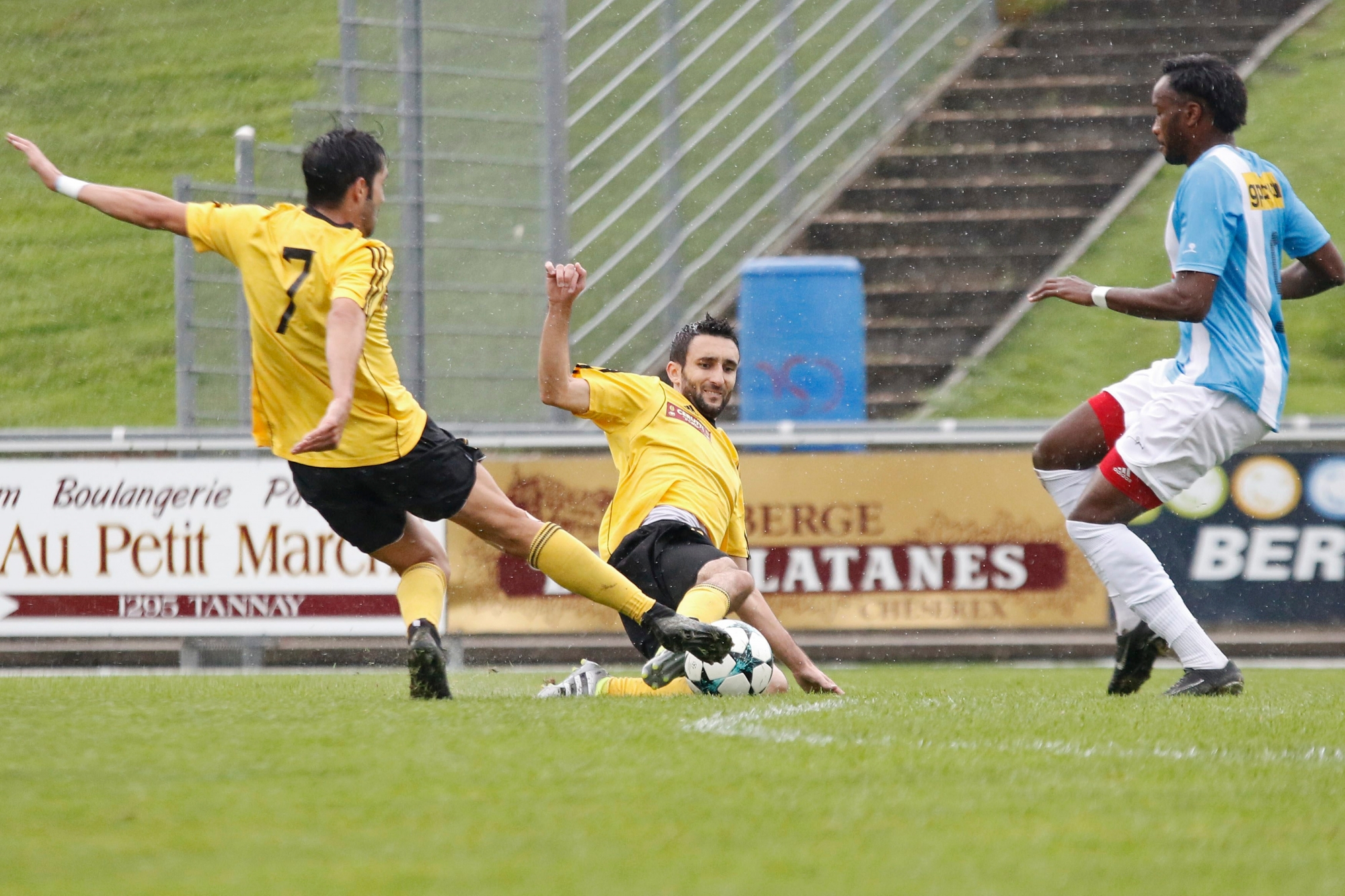 Nyon, Colovray, Samedi 30 septembre 2017, Football, Promotion League, Stade Nyonnais vs United Zurich, de Nyon Numéro 7 Moreno Navarro Antonio et numéro 10 Zambrella Fabrizio, Photos Céline Reuille