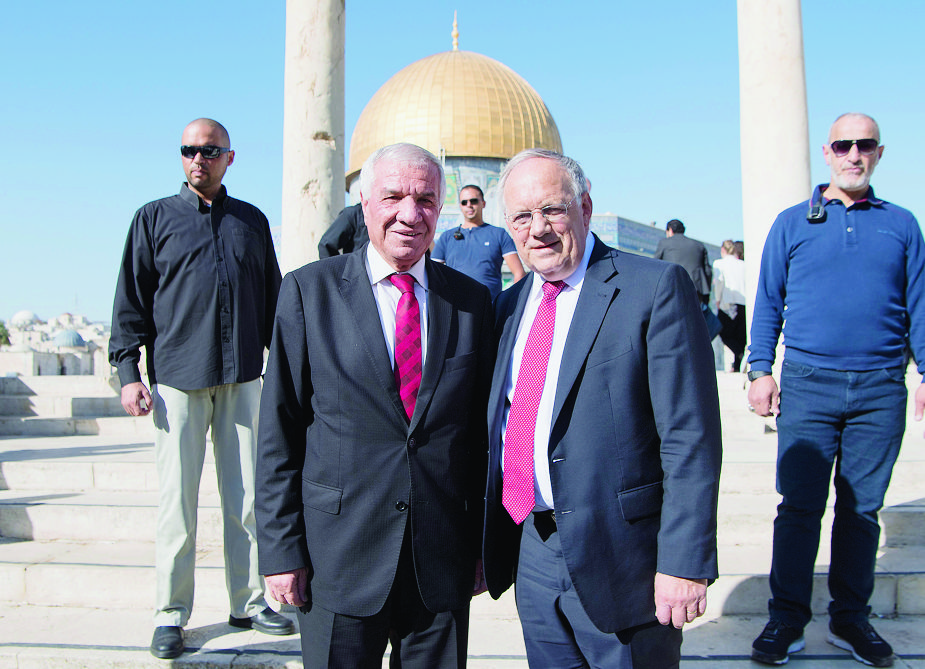 Sheikh Azzam al Khatib, head of the Jerusalem Islamic Waqf, left, and Swiss Federal Councillor Johann Schneider-Ammann, right, pose during a visit of the Al Aqsa compound and mosque at Jerusalem, Israel, during a working visit of Schneider-Ammann to Israel and the Palestinian territories, on Sunday, October 29, 2017. (KEYSTONE/Anthony Anex) ISRAEL VISIT SWITZERLAND