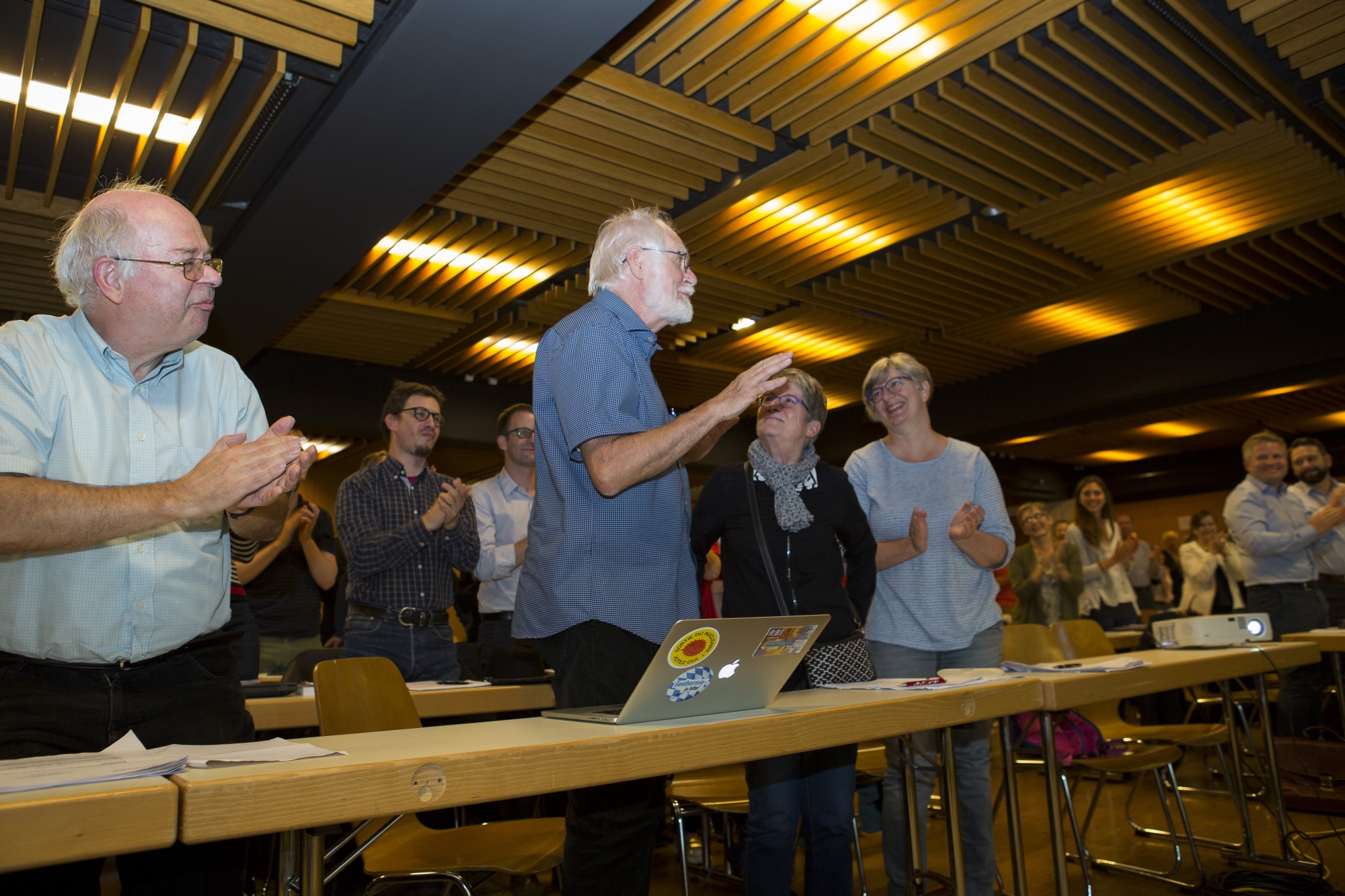 Jacques Dubochet, qui vient d'être sacré co-lauréat du prix Nobel de chimie, est félicité par les Morgiens.