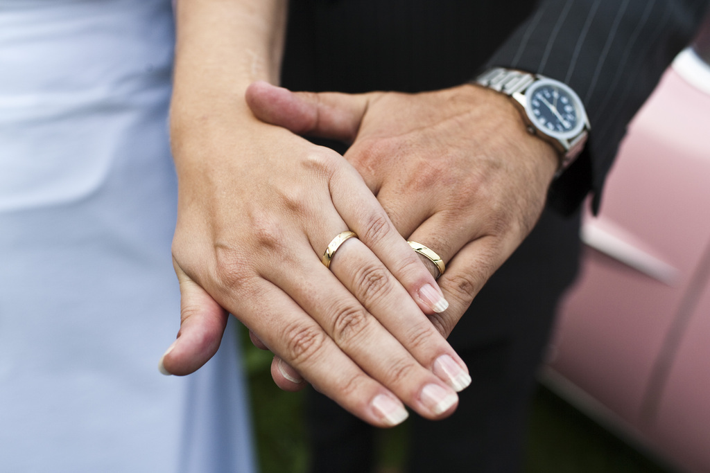 Avant de pouvoir se marier, les futurs époux doivent faire examiner leur demande par l'office de l'état civil.