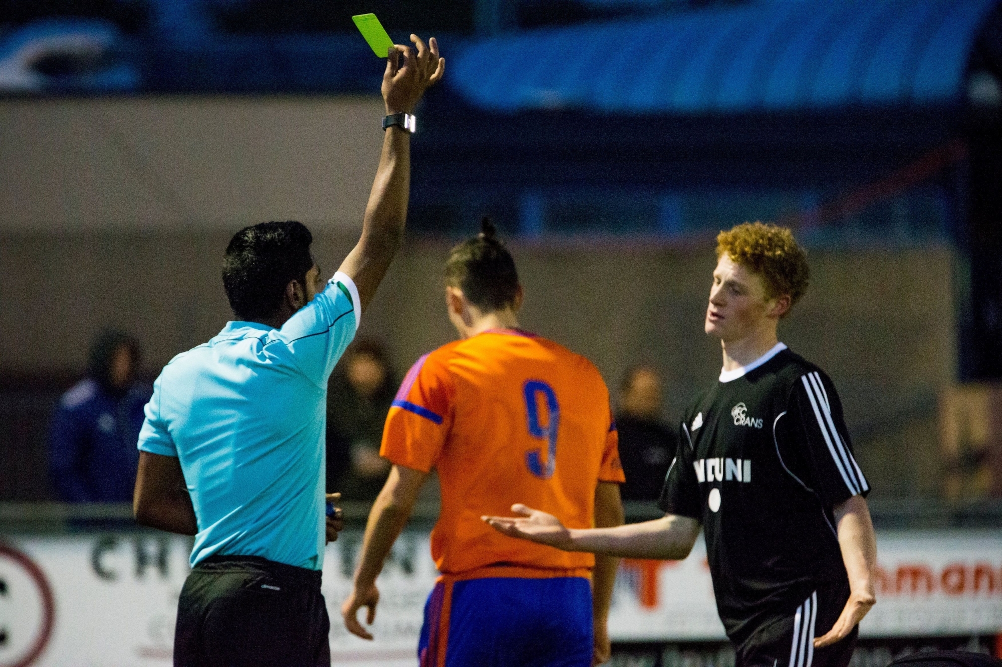 Carton jaune pour... quelques arbitres!