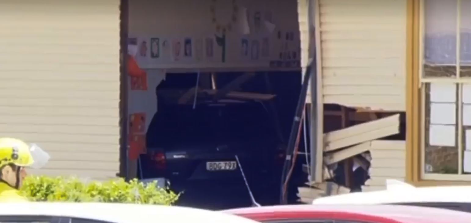 La voiture s'est encastrée dans la salle de classe.