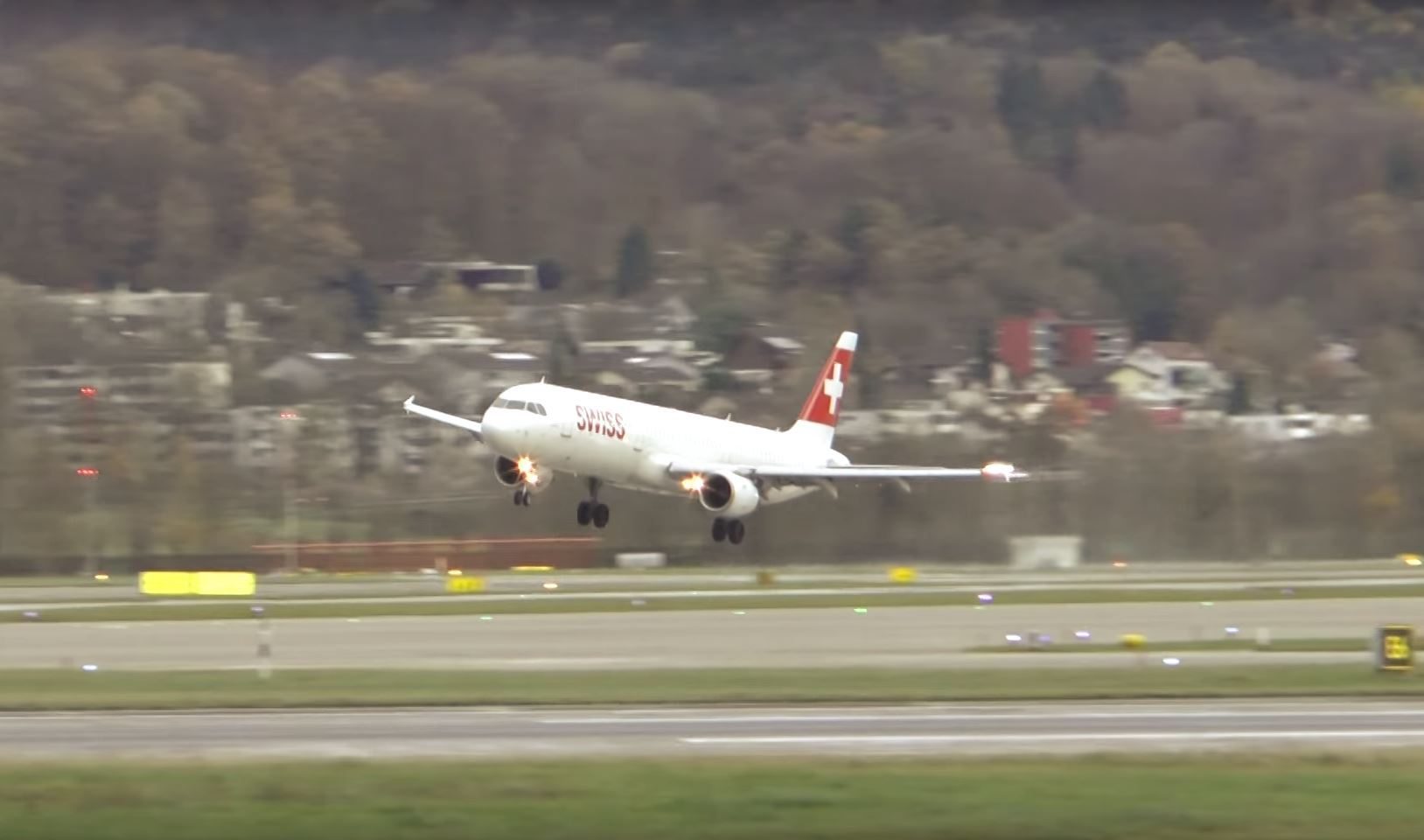 L'avion a dû remettre les gaz au dernier moment.