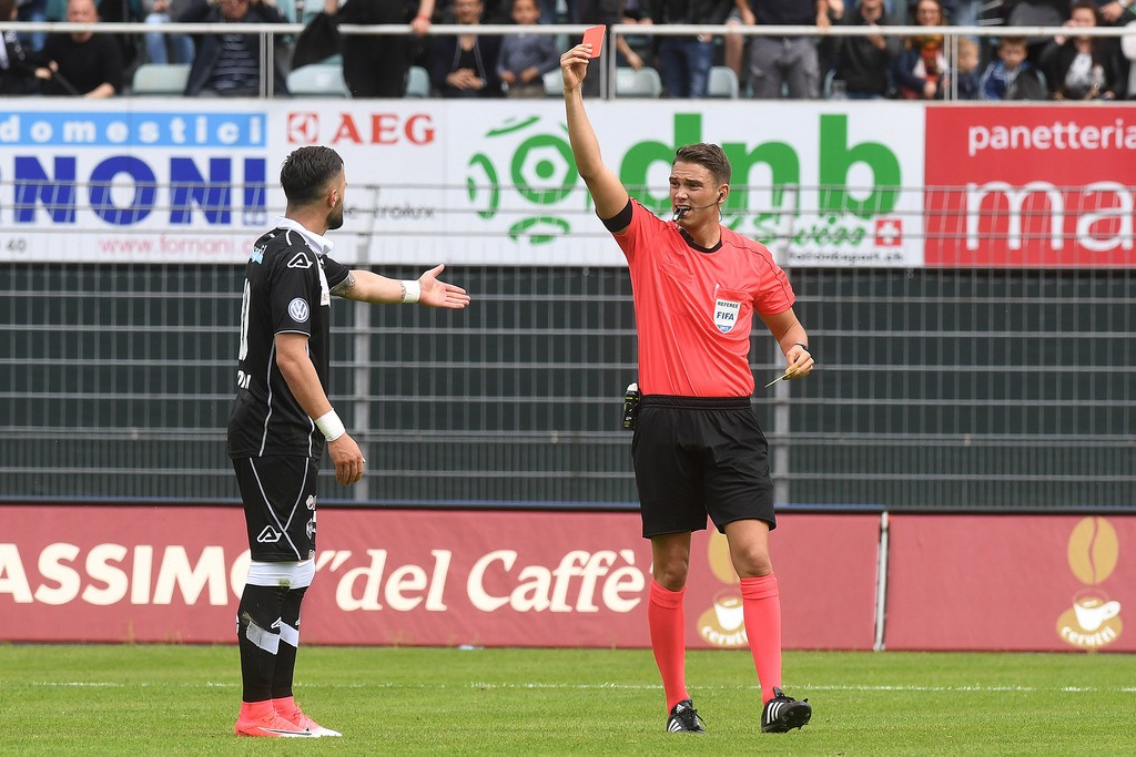 Les arbitres suisses doivent pouvoir consacrer davantage à leur métier.